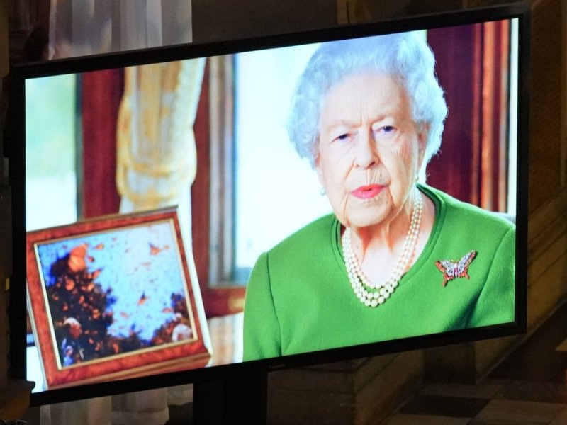 Queen Elizabeth II. auf dem Videoschirm in Glasgow.. © imago images/ZUMA Press