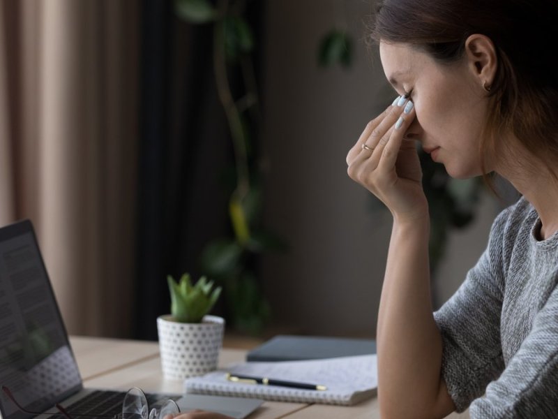 Zu viel Stress kann eine Nebennierenschwäche zur Folge haben.. © fizkes/Shutterstock.com