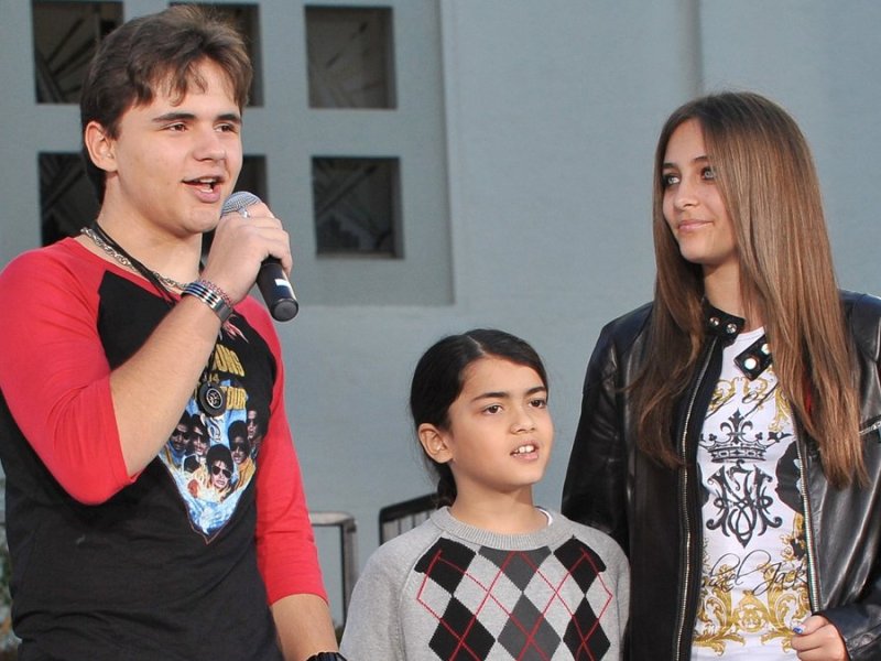 Blanket Jackson (Mitte) mit seinen Geschwistern im Jahr 2012.. © Jaguar PS/Shutterstock.com