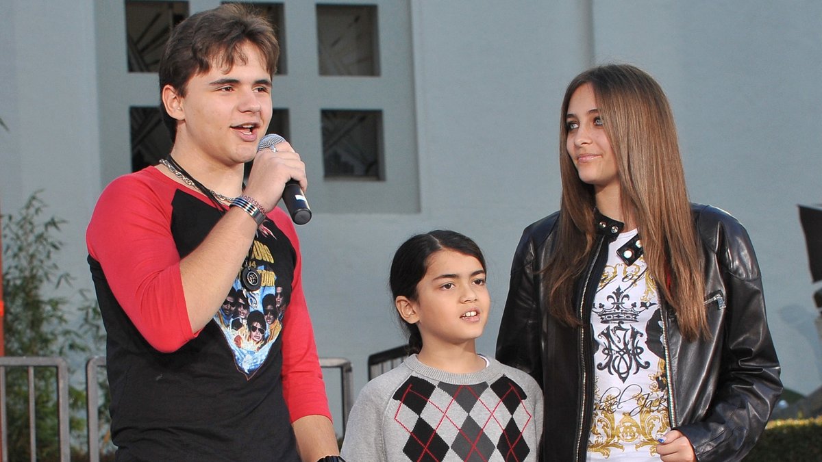 Blanket Jackson (Mitte) mit seinen Geschwistern im Jahr 2012.. © Jaguar PS/Shutterstock.com