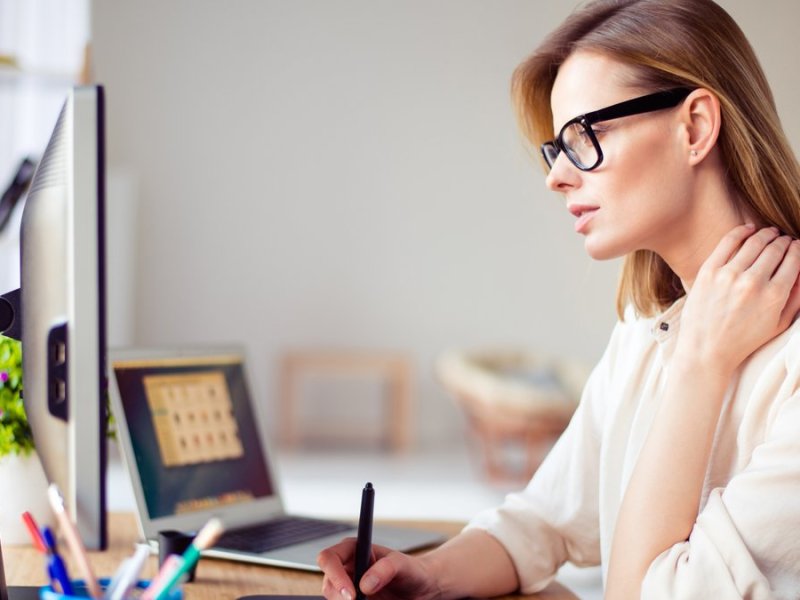 Die falsche Haltung am Schreibtisch kann zum "Tech Neck" führen.. © Roman Samborskyi/Shutterstock.com