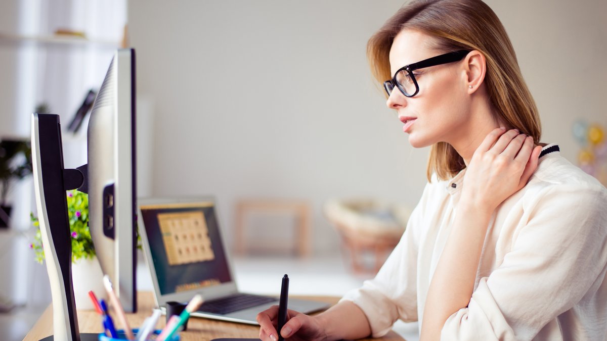 Die falsche Haltung am Schreibtisch kann zum "Tech Neck" führen.. © Roman Samborskyi/Shutterstock.com