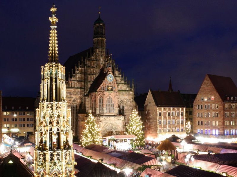 Besucher können in diesem Jahr endlich wieder über den Nürnberger Christkindlesmarkt schlendern.. © Scirocco340/Shutterstock.com