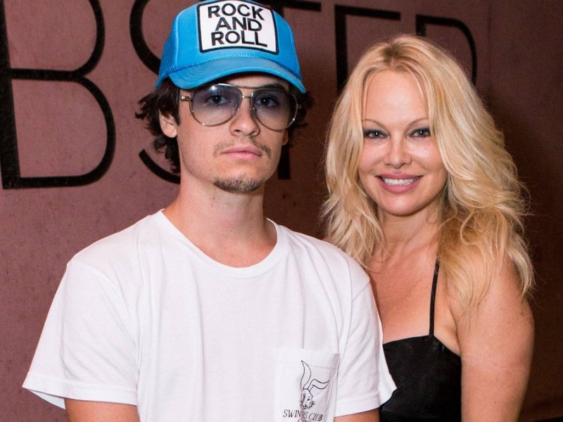 Pamela Anderson und ihr Sohnemann Dylan Jagger Lee.. © imago images/NurPhoto