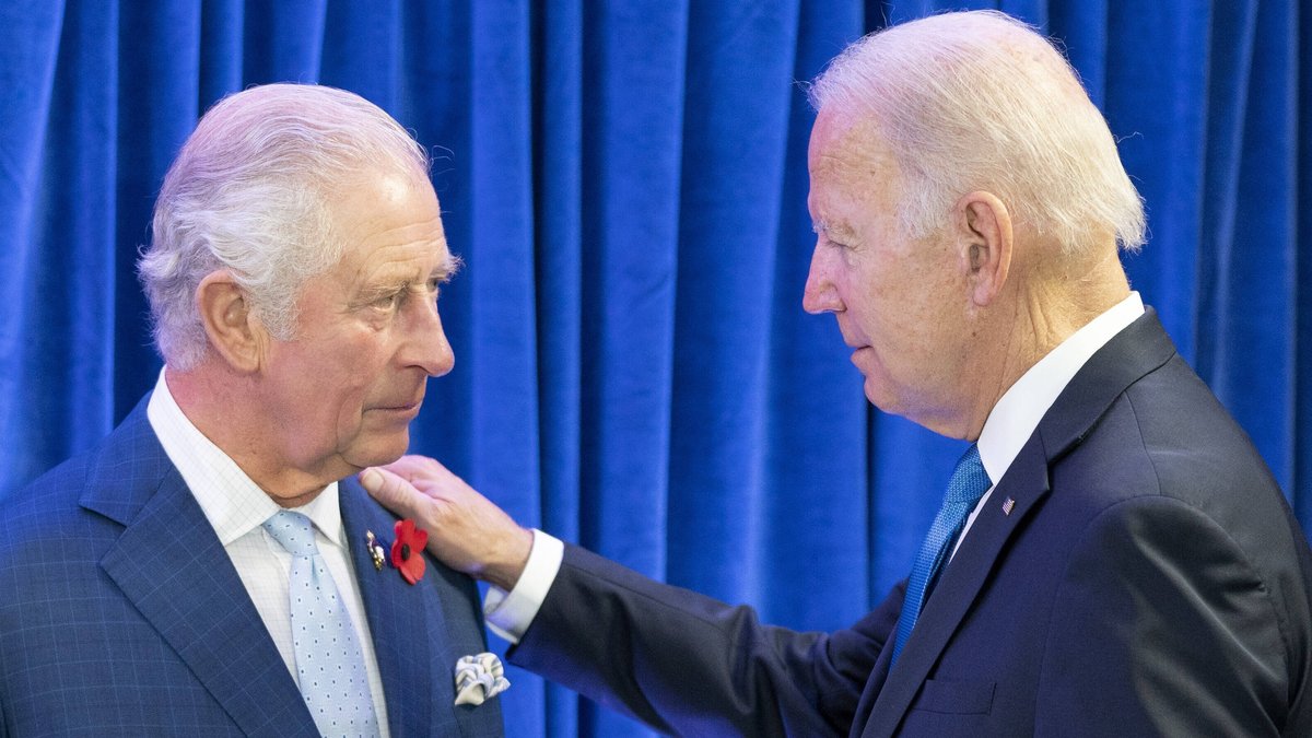 Prinz Charles (l.) und US-Präsident Joe Biden in Glasgow.. © imago/ZUMA Press