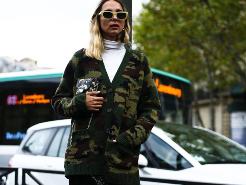 Mode-Influencerin Candela Pelizza kombiniert ihren Camouflage-Cardigan mit Lederbleistiftrock und weißem Rollkragenpullover.. © imago images/Runway Manhattan