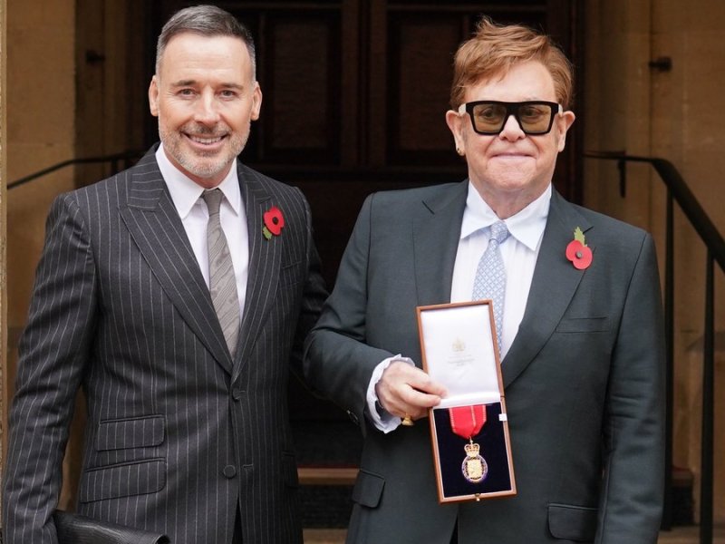 Elton John mit Ehemann David Furnish bei der Verleihung des "Order of the Companions of Honour".. © getty/WPA Pool / Getty Images