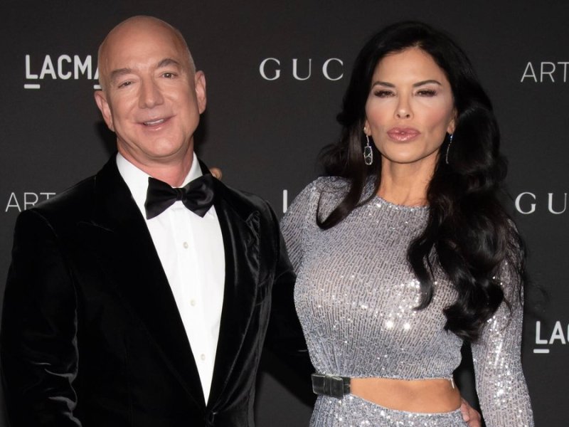 Amazon-Milliardär Jeff Bezos und Moderatorin Lauren Sánchez besuchten zusammen die LACMA Art+Film Gala in Los Angeles.. © imago/ZUMA Wire