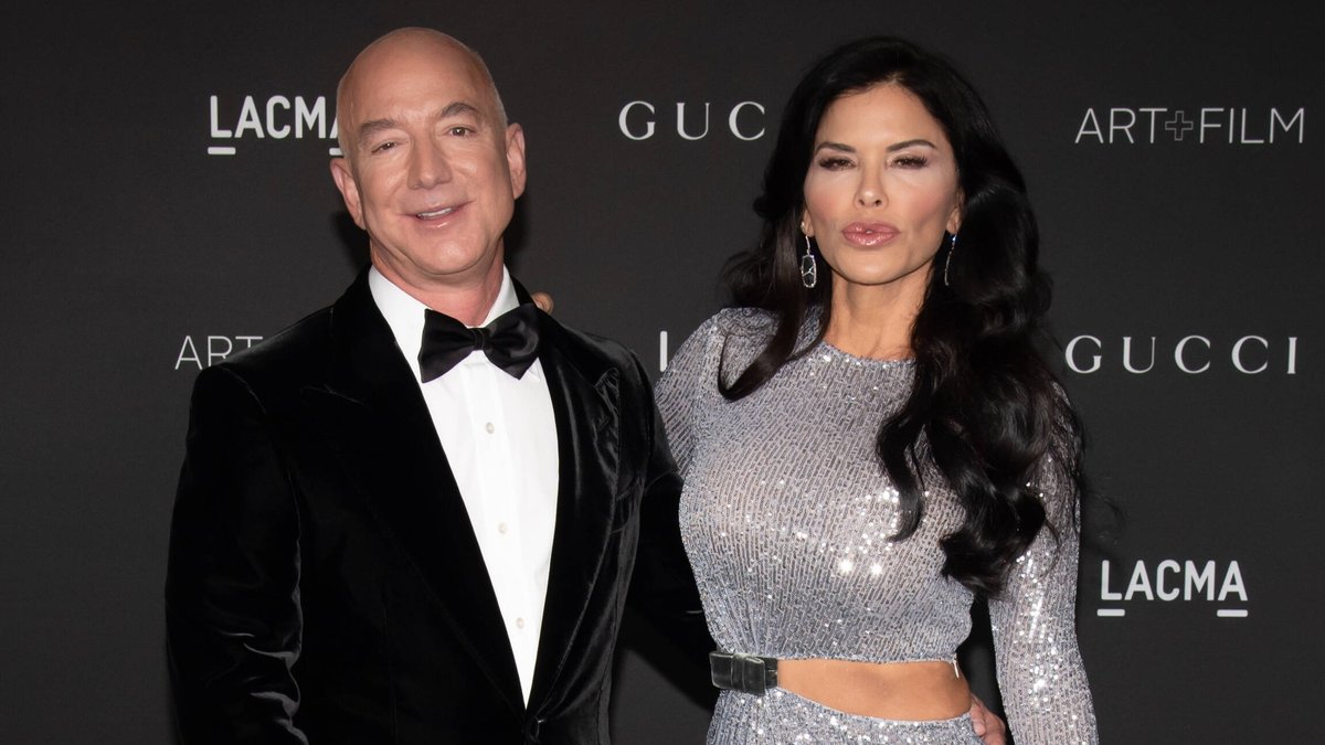 Amazon-Milliardär Jeff Bezos und Moderatorin Lauren Sánchez besuchten zusammen die LACMA Art+Film Gala in Los Angeles.. © imago/ZUMA Wire