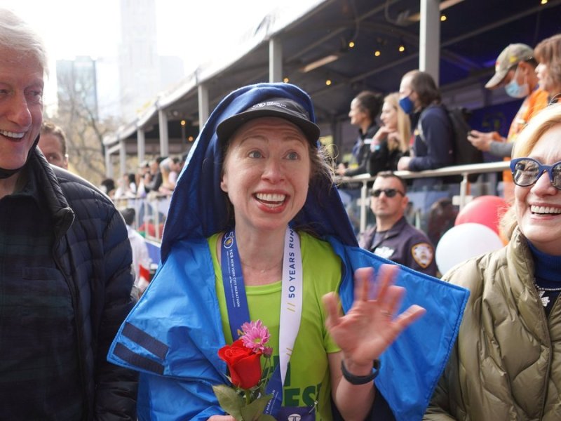 Bill Clinton mit seiner Tochter Chelsea (M.) und Ehefrau Hillary im Zielbereich des New-York-Marathons.. © imago/ZUMA Wire