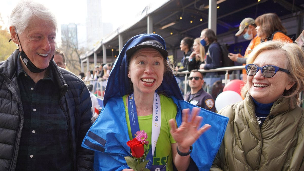 Bill Clinton mit seiner Tochter Chelsea (M.) und Ehefrau Hillary im Zielbereich des New-York-Marathons.. © imago/ZUMA Wire