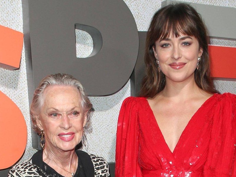 Tippi Hedren (l.) und ihre Enkelin Dakota Johnson bei einem Red-Carpet-Event.. © imago images/APress