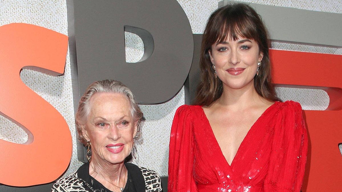 Tippi Hedren (l.) und ihre Enkelin Dakota Johnson bei einem Red-Carpet-Event.. © imago images/APress