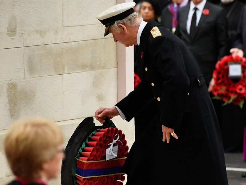 Prinz Charles legte am Sonntag am "Cenotaph" einen Kranz nieder.. © imago images/ZUMA Press