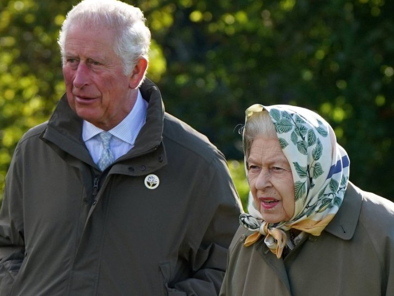 Prinz Charles mit seiner Mutter