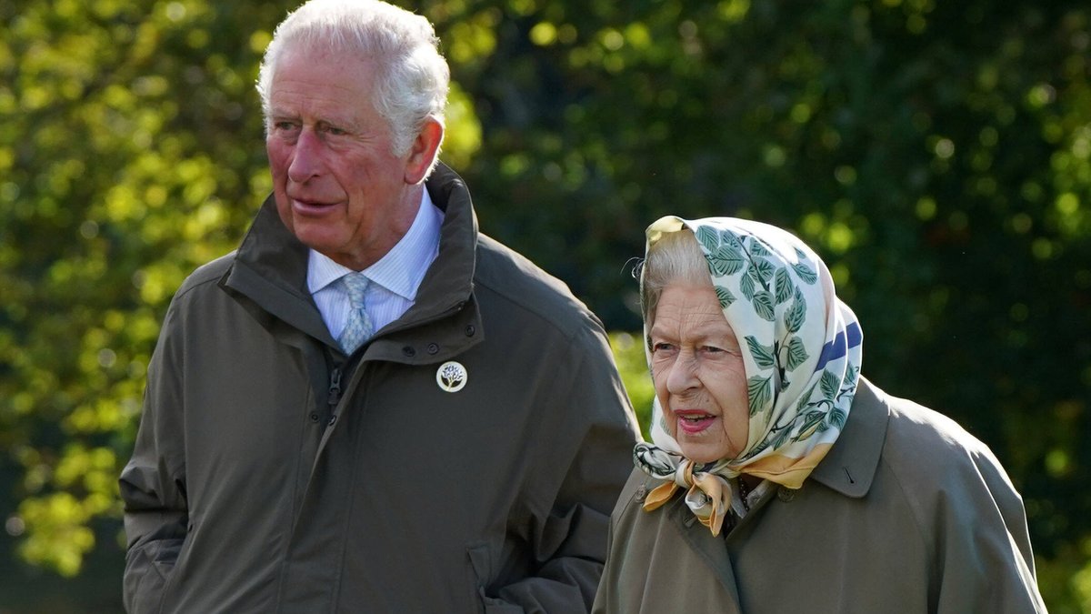 Prinz Charles mit seiner Mutter