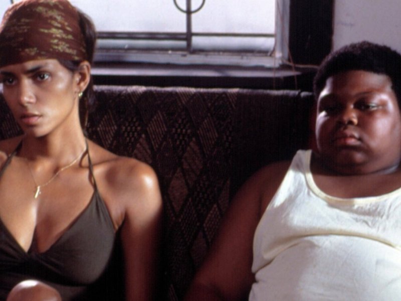 Halle Berry an der Seite von Film-Sohn Coronji Calhoun Sr. in "Monster's Ball".. © imago/Everett Collection