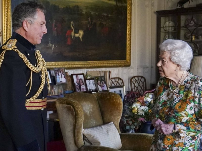 Queen Elizabeth II. mit Sir Nick Carter auf Schloss Windsor.. © imago images/ZUMA Press