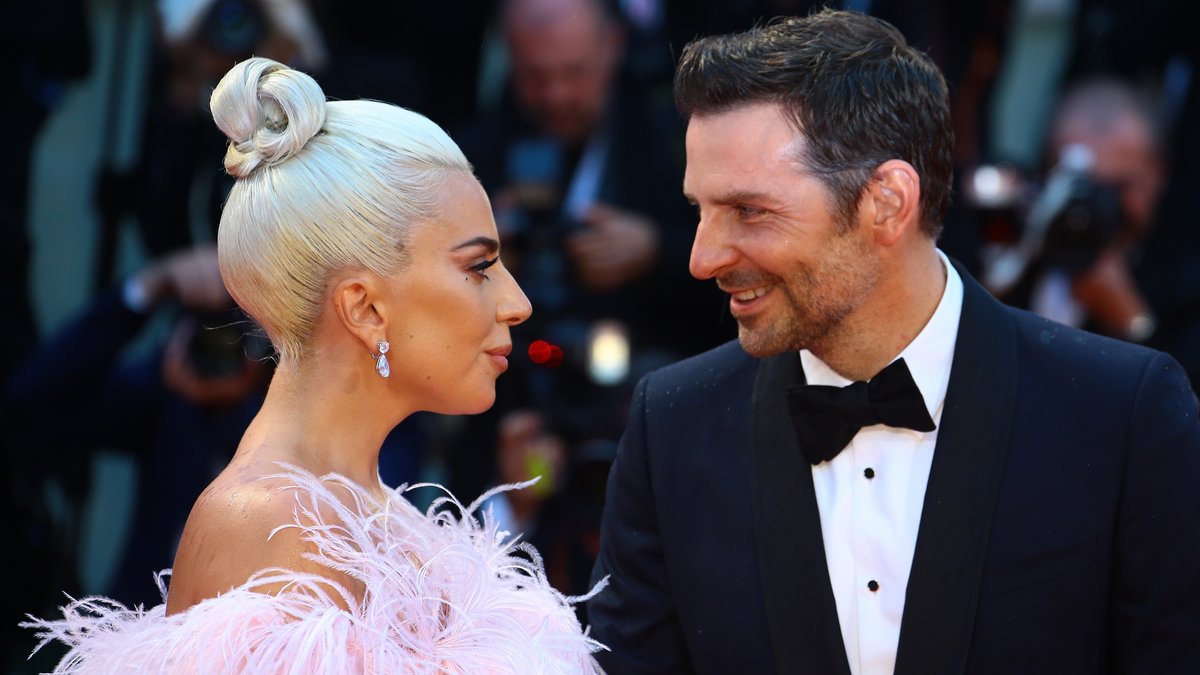 Auch auf dem Roten Teppich bezaubernd: Lady Gaga und Bradley Cooper. © Matteo Chinellato/Shutterstock