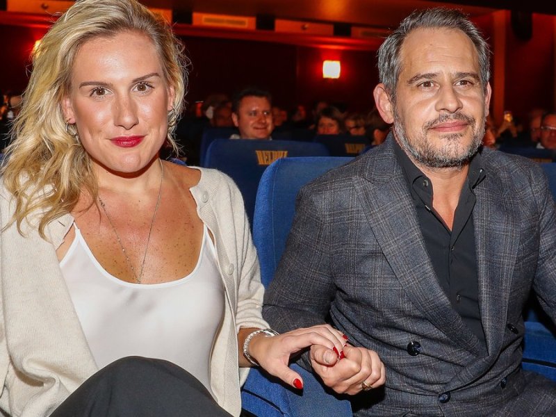 Moritz Bleibtreu mit seiner Partnerin bei der Premiere von "Faking Hitler" in Berlin.. © Gerald Matzka/Getty Images