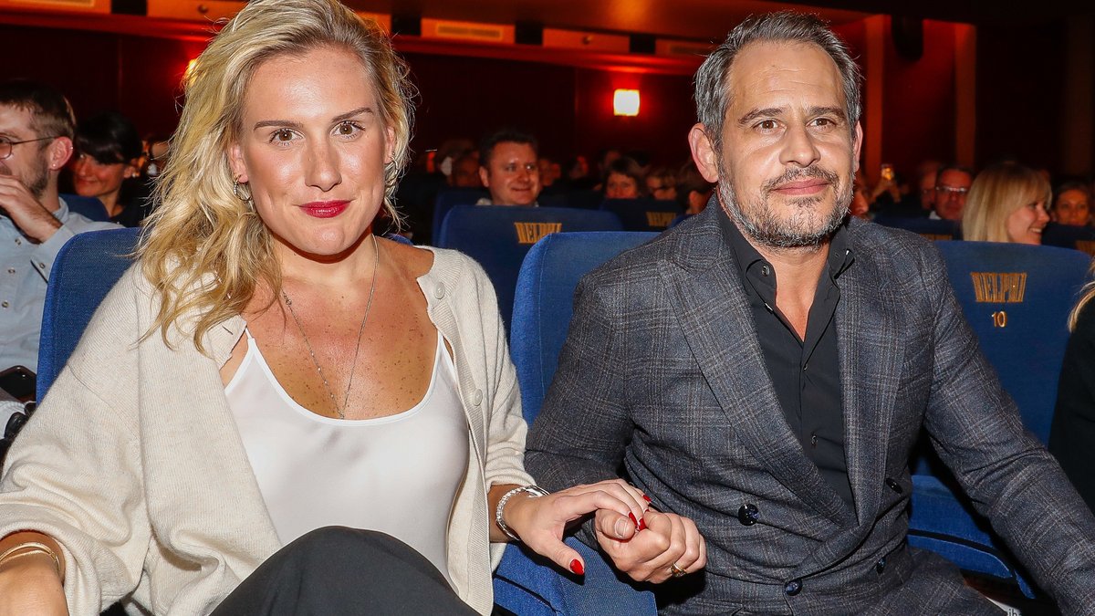 Moritz Bleibtreu mit seiner Partnerin bei der Premiere von "Faking Hitler" in Berlin.. © Gerald Matzka/Getty Images