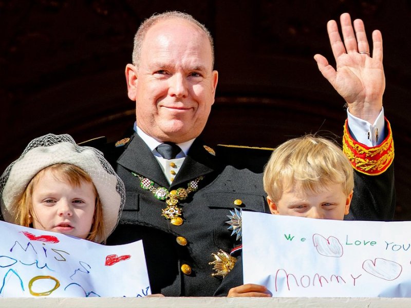 Fürst Albert II. mit seinen Kindern Prinzessin Gabriella und Prinz Jacques beim Nationalfeiertag in Monaco.. © imago/PPE