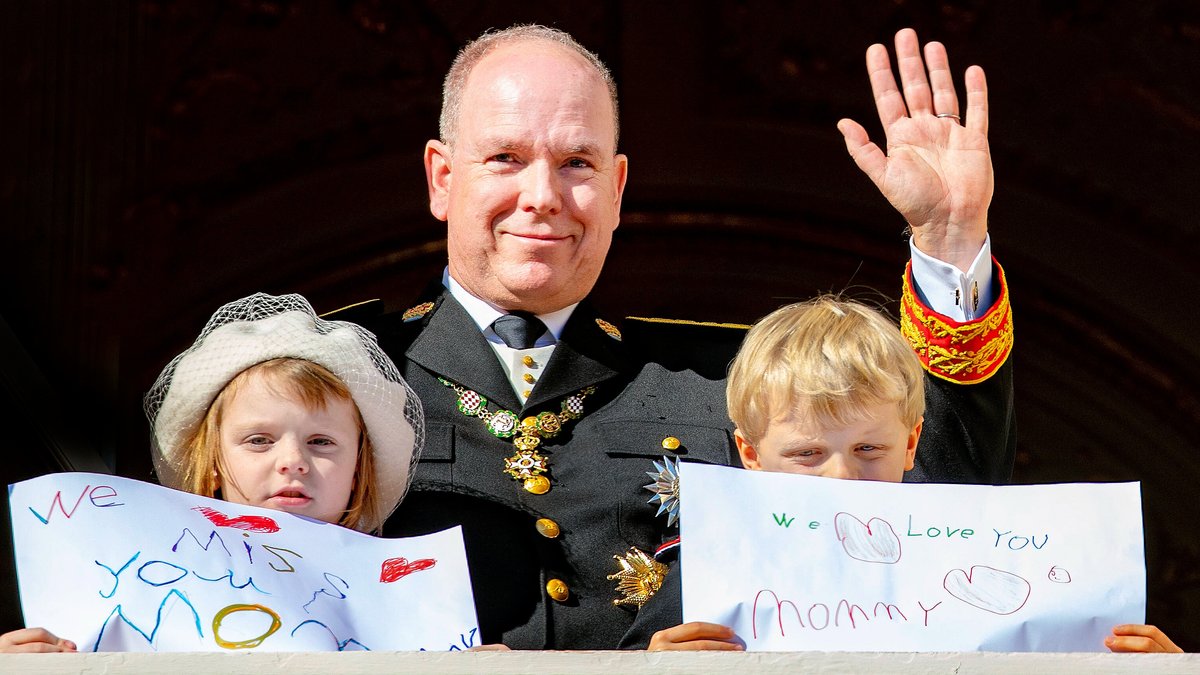 Fürst Albert II. mit seinen Kindern Prinzessin Gabriella und Prinz Jacques beim Nationalfeiertag in Monaco.. © imago/PPE