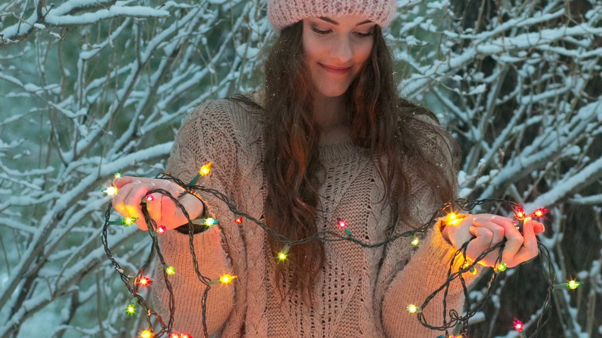 Dünne oder brüchige Isolierungen sind bei Lichterketten gefährlich.. © M Copen/Shutterstock.com