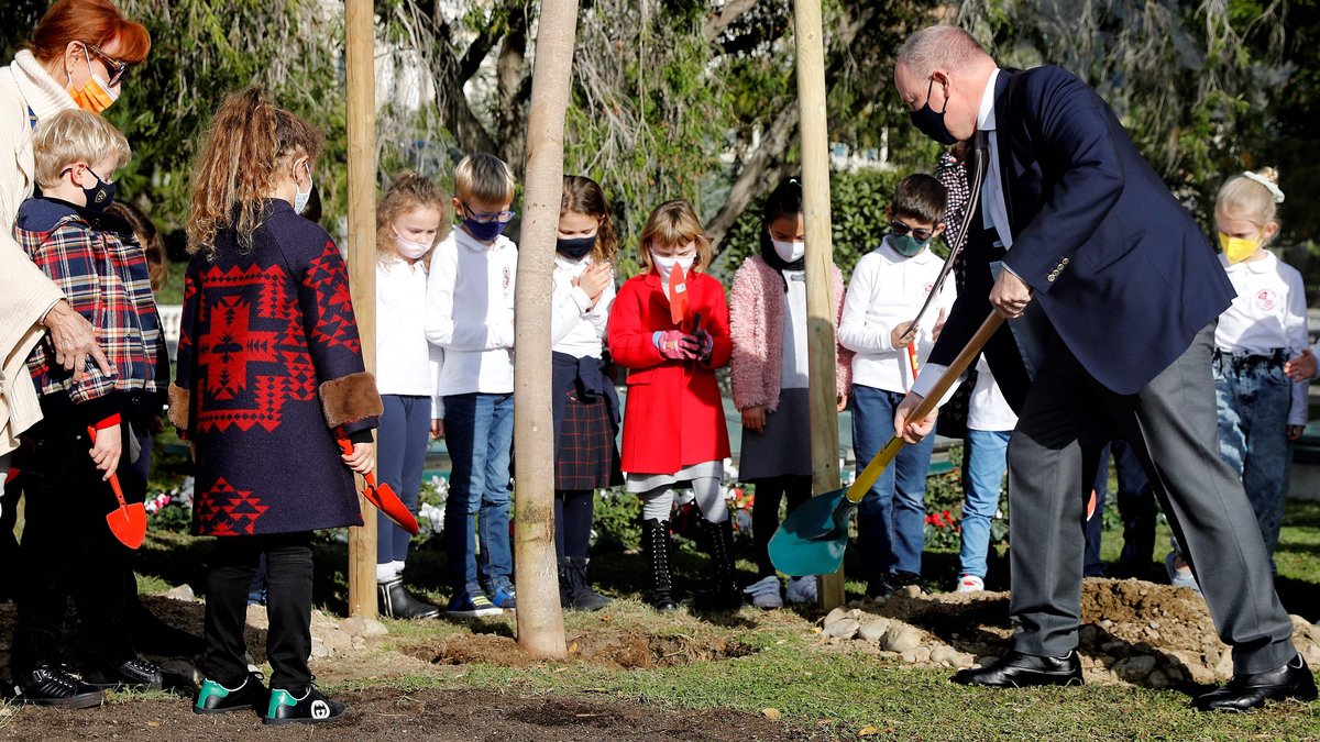 Die Fürstenfamilie pflanzte am Mittwoch zu Ehren von Fürstin Charlène einen lila blühenden Jacaranda-Baum aus ihrem Heimatland Südafrika. © getty/SEBASTIEN NOGIER / POOL/AFP via Getty Images