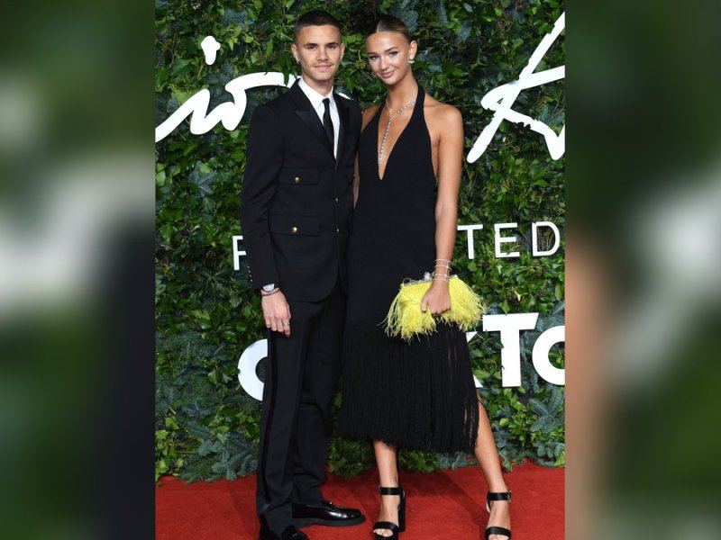 Romeo Beckham und Mia Regan feiern ihr Red-Carpet-Debüt bei den British Fashion Awards.. © imago/PA Images