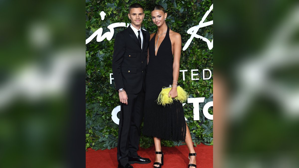 Romeo Beckham und Mia Regan feiern ihr Red-Carpet-Debüt bei den British Fashion Awards.. © imago/PA Images