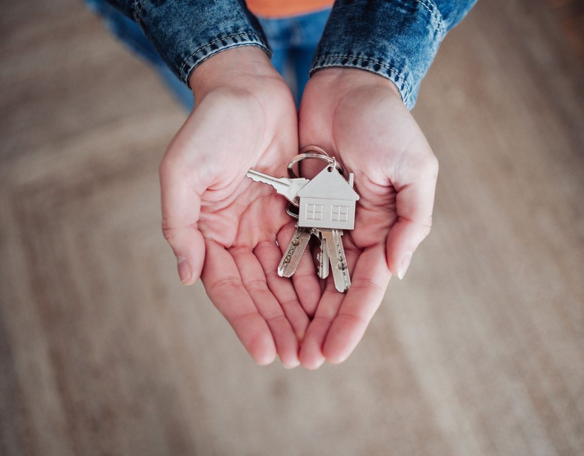 Hände mit Wohnungsschlüssel in der Hand