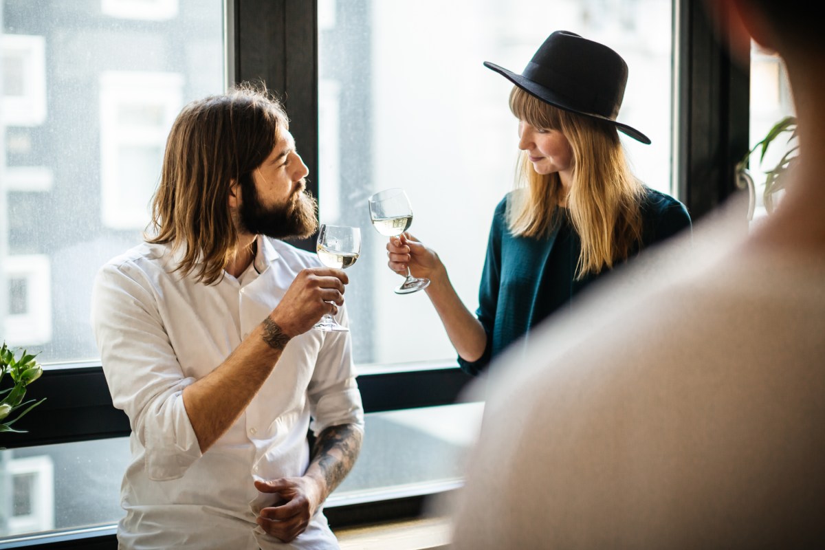 Flirten trotz Beziehung Sekt trinken anstoßen Freunde