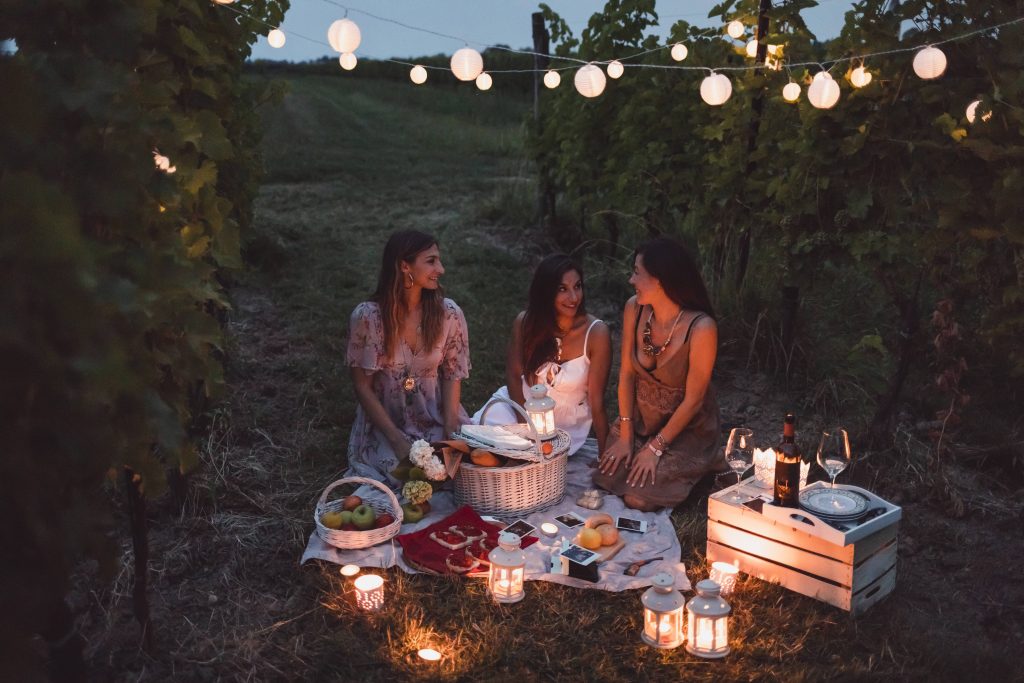 Frauen picknicken.