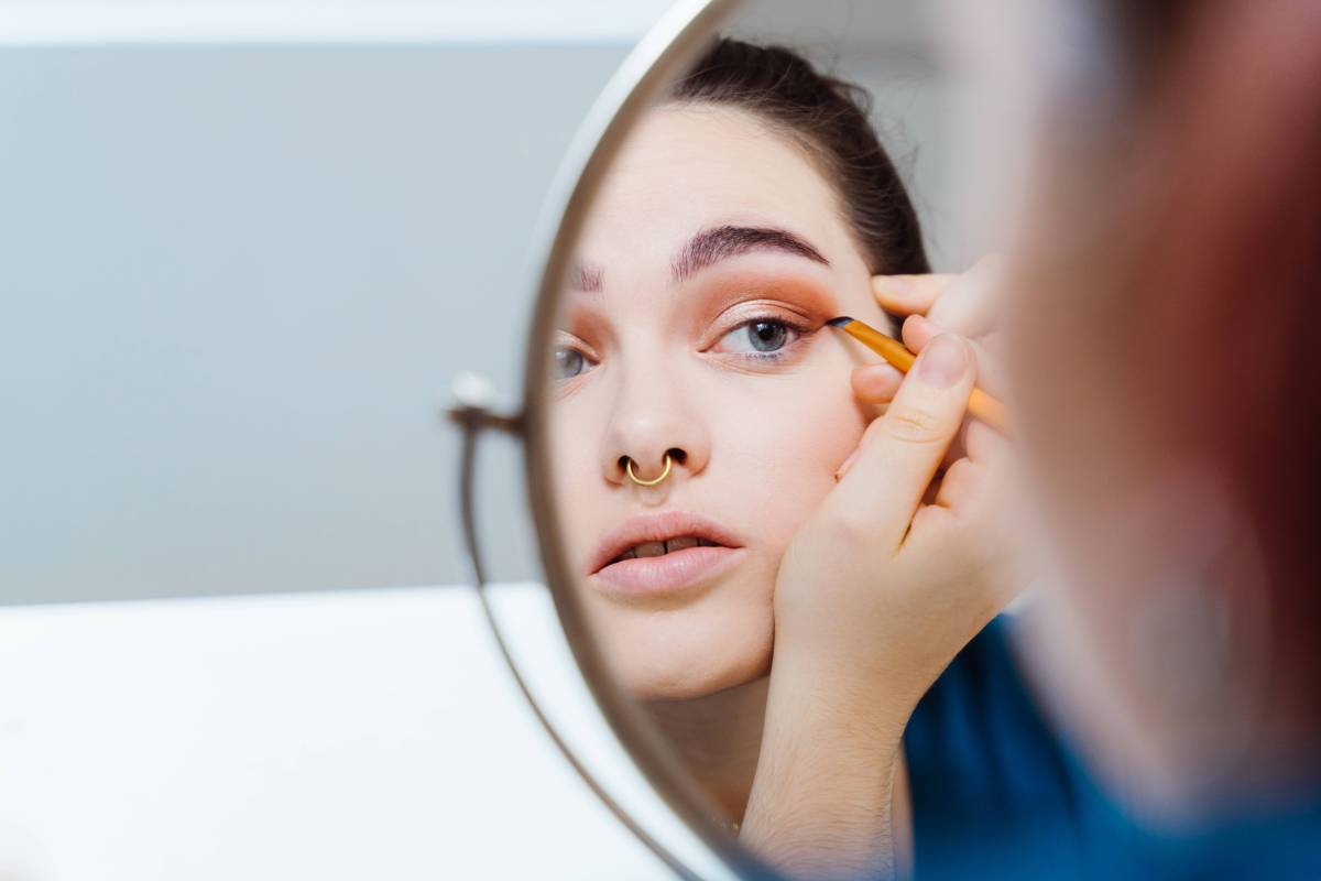 Frau zieht sich Eyeliner