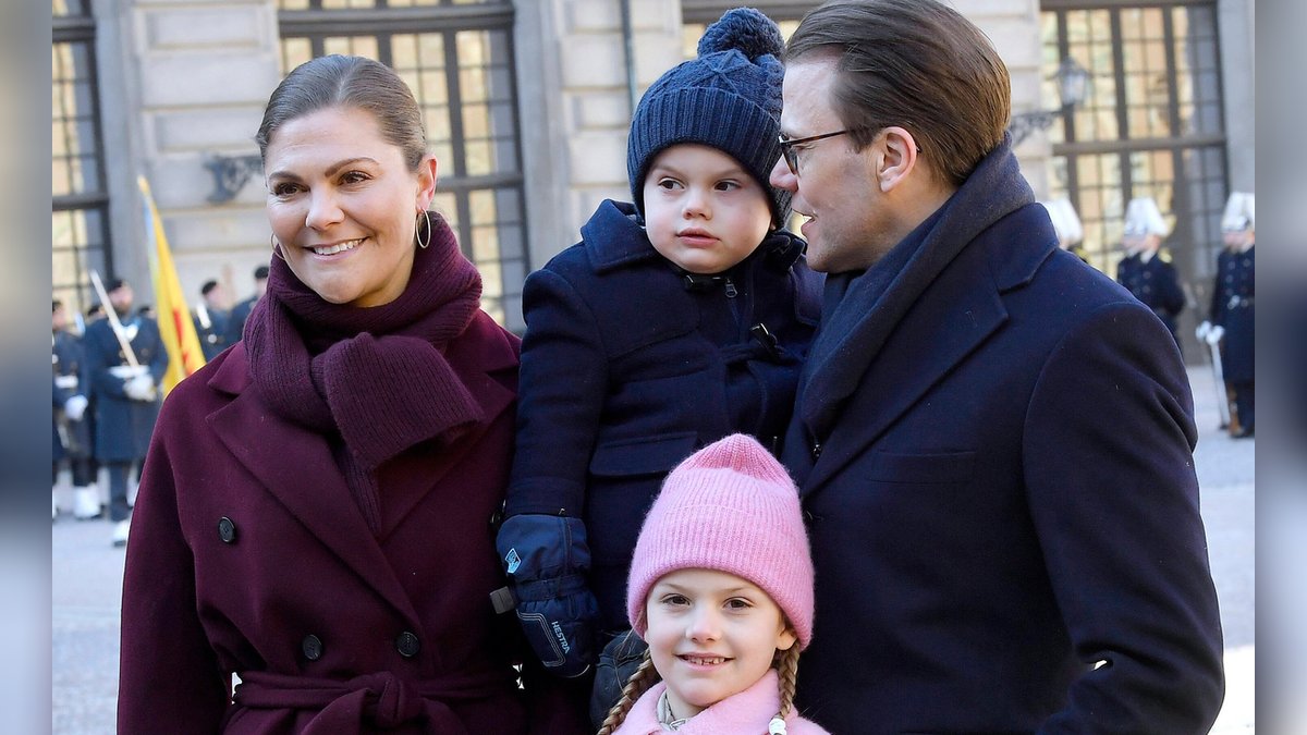 Kronprinzessin Victoria mit ihren Kindern Estelle und Oscar sowie Ehemann Prinz Daniel.. © imago images/TT