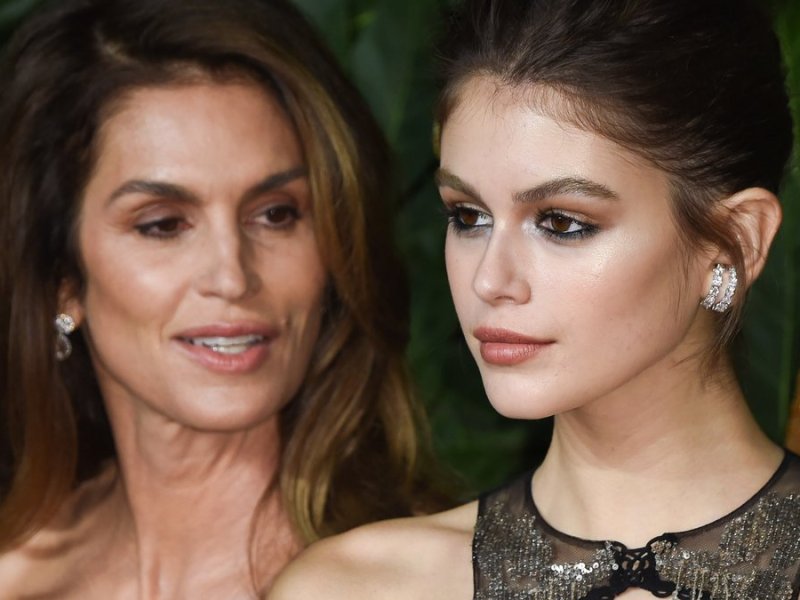 Cindy Crawford (l.) ist stolz auf ihre Model-Tochter Kaia Gerber.. © 2018 Featureflash Photo Agency/Shutterstock.com