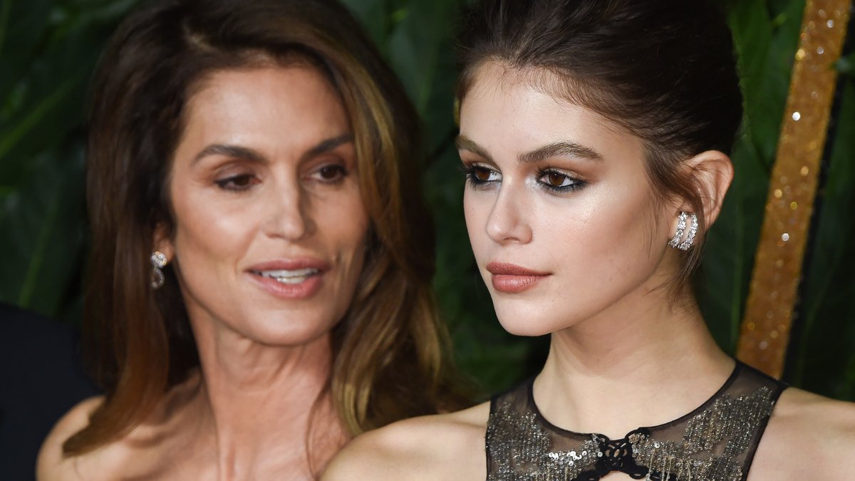 Cindy Crawford (l.) ist stolz auf ihre Model-Tochter Kaia Gerber.. © 2018 Featureflash Photo Agency/Shutterstock.com