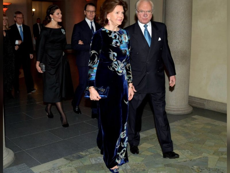 Königin Silvia und König Carl Gustaf (re.) sowie Kronprinzessin Victoria (li.) und Prinz Daniel bei der Verleihung der Nobelpreise in Stockholm.. © imago/TT