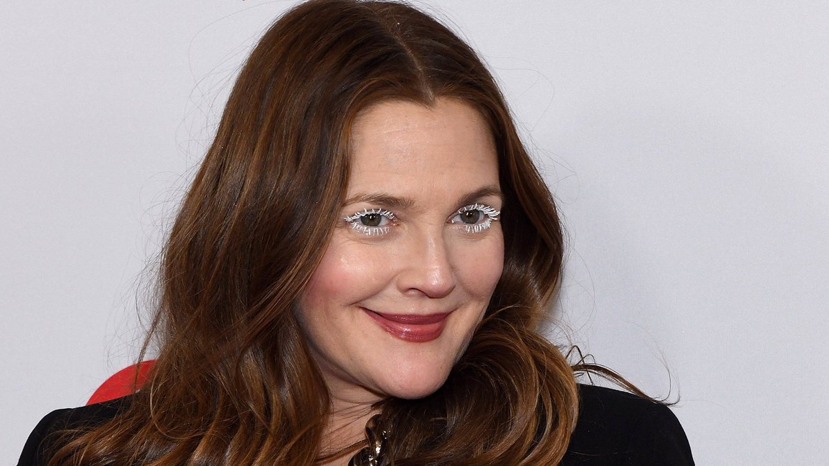 Drew Barrymore setzte am Freitag auf ein auffälliges Augen-Make-up.. © imago images/ZUMA Wire