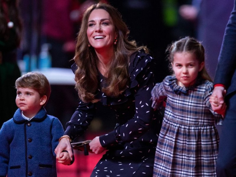 Herzogin Kate (M.) mit ihren beiden Kindern Prinz Louis (l.) und Prinzessin Charlotte auf dem roten Teppich.. © imago images/i Images