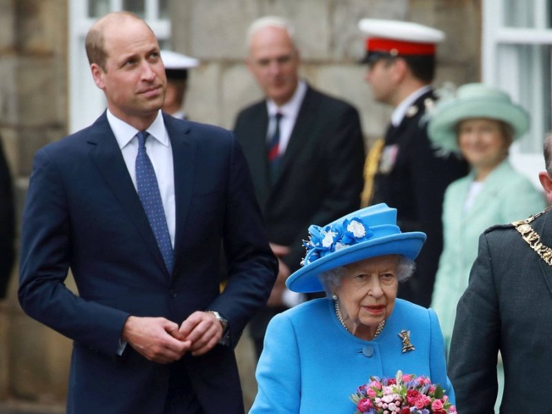 Prinz William und die Queen bei einem gemeinsamen Auftritt in Schottland.. © imago/i Images