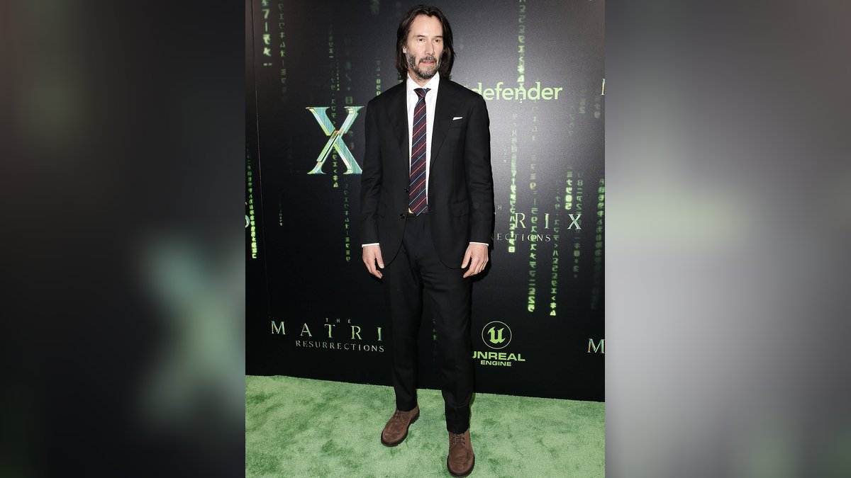 Keanu Reeves erschien klassisch im schwarzen Anzug in San Francisco.. © imago images/ZUMA Wire/Imagespace