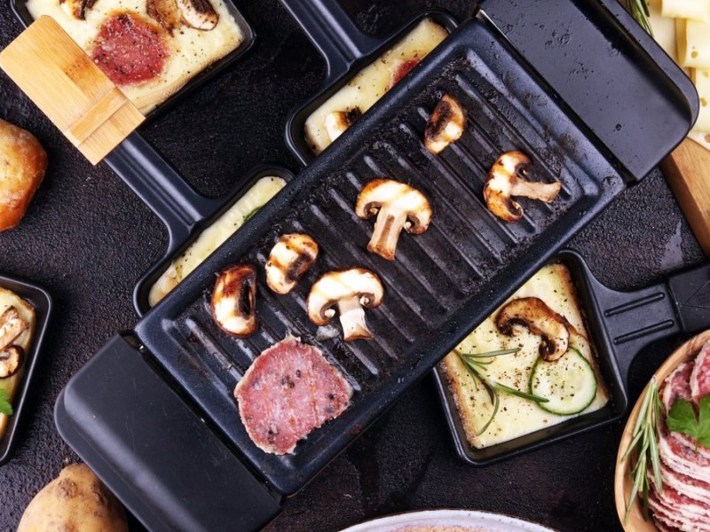 Raclette ist ein absoluter Klassiker an Silvester.. © beats1/Shutterstock.com