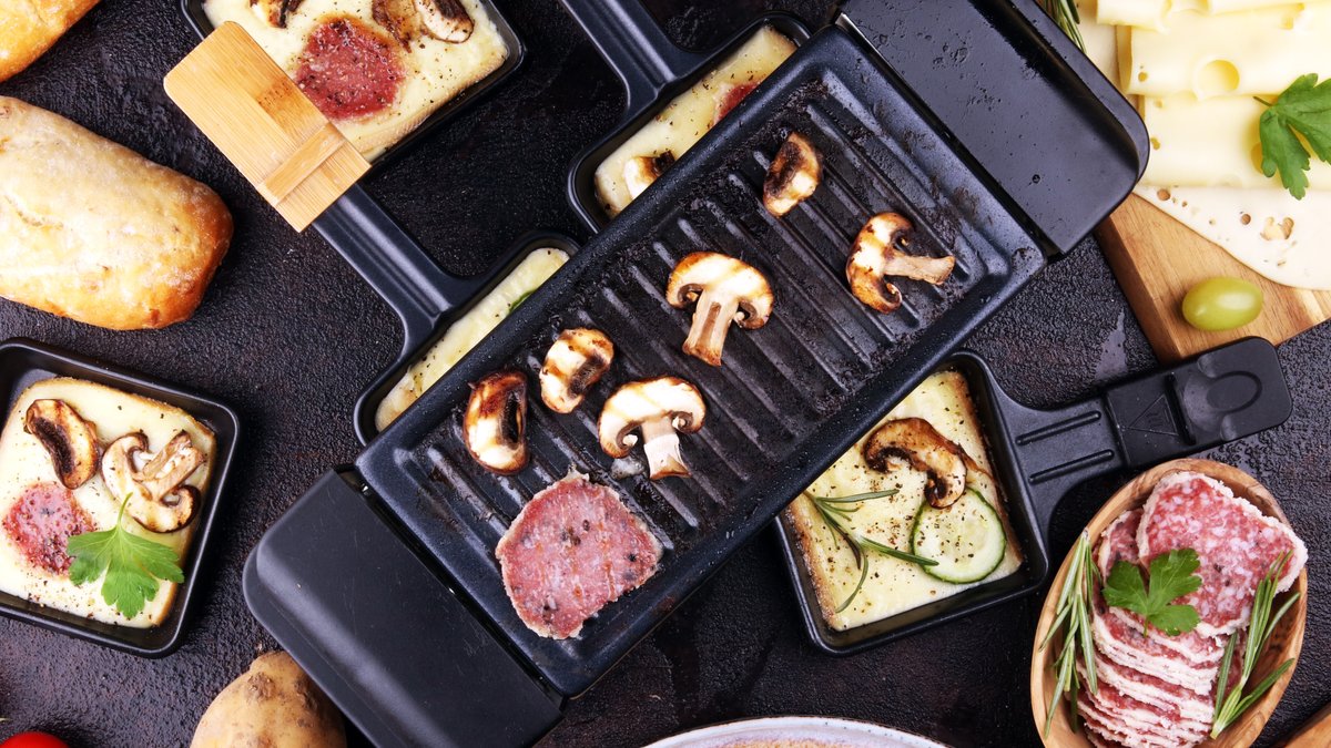 Raclette ist ein absoluter Klassiker an Silvester.. © beats1/Shutterstock.com