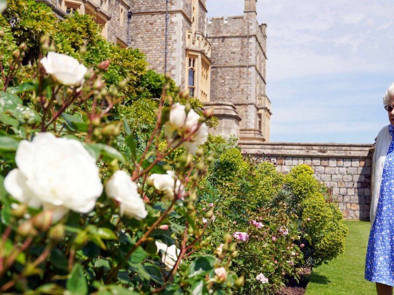 Die Queen in den Gärten von Schloss Windsor.. © imago/i Images