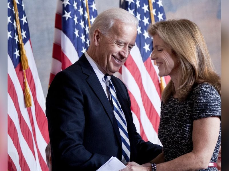 Joe Biden und Caroline Kennedy kennen sich seit vielen Jahren.. © Brendan Smialowski/Getty Images