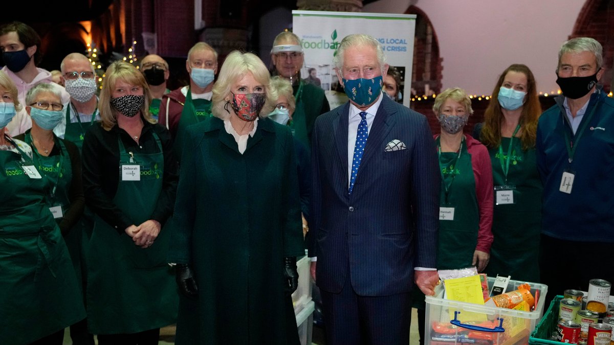 Prinz Charles und Herzogin Camilla bei der Londoner Tafel.. © getty/[EXTRACTED]: Kirsty Wigglesworth - WPA Pool/Getty Images