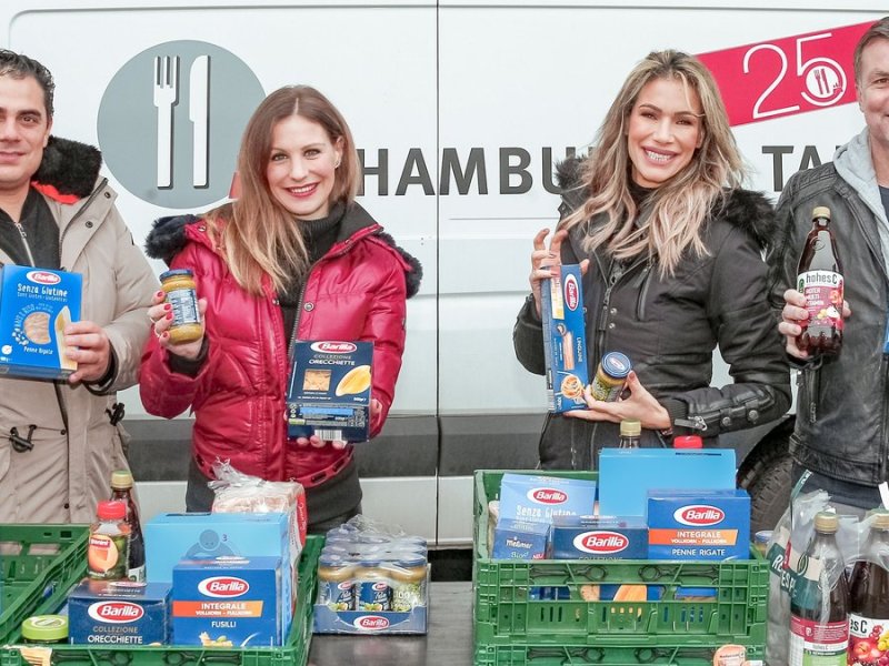 Silva Gonzalez und Stefanie Schanzleh sowie Yasmina Filali und Thomas Helmer (v.l.n.r.) bei der Barilla-Aktion für die Hamburger Tafel. © Hamburger Tafel