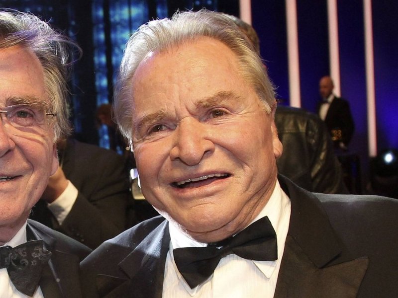 Fritz Wepper (r.) mit seinem Bruder Elmar beim Bayerischen Fernsehpreises 2019 im Prinzregententheater München.. © imago/Future Image